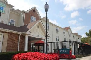 Annapolis JunctionTownePlace Suites by Marriott Fort Meade National Business Park的公寓大楼前的街灯