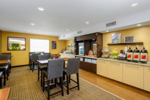 Annapolis JunctionTownePlace Suites by Marriott Fort Meade National Business Park的一间带桌椅的餐厅和酒吧