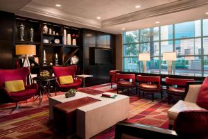 拉斯维加斯拉斯维加斯万豪酒店的客厅设有红色椅子和大窗户