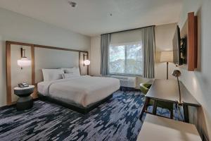 阿尔伯克基Fairfield Inn & Suites by Marriott Albuquerque North的酒店客房设有床和窗户。