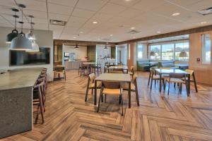 阿尔伯克基Fairfield Inn & Suites by Marriott Albuquerque North的餐厅内带桌椅的用餐室