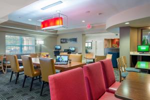 林夕昆高地巴尔的摩BWI机场万豪广场套房酒店的一间带桌椅的用餐室