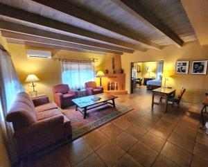 土桑庄园游客牧场度假村的客厅配有沙发和桌子