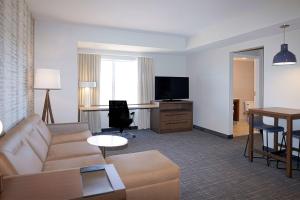 Residence Inn by Marriott Colorado Springs First & Main的休息区