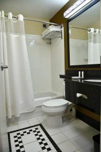 温莎洛克斯哈特福德机场费尔菲尔德客栈的浴室配有卫生间、淋浴和盥洗盆。