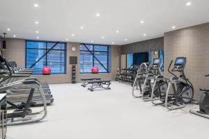 伍斯特伍斯特万豪AC酒店的健身室配有跑步机和健身器材