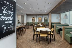 阿伯丁Fairfield by Marriott Inn & Suites Aberdeen的一间带桌椅和黑板的餐厅