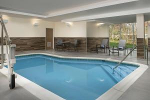 阿伯丁Fairfield by Marriott Inn & Suites Aberdeen的一座带椅子和桌子的酒店游泳池