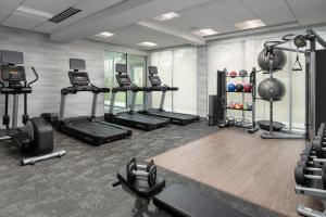 阿伯丁Fairfield by Marriott Inn & Suites Aberdeen的健身房设有数台跑步机和有氧运动器材