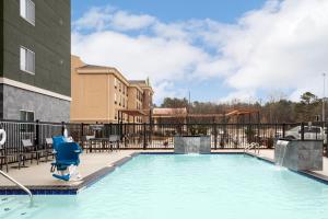 珀尔Residence Inn by Marriott Jackson Airport, Pearl的蓝色椅子的酒店游泳池