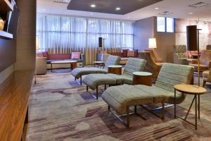 奥卡拉欧卡拉万怡酒店的一个带椅子的等候区和一个等候室