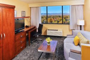 丹佛丹佛樱桃溪万豪万怡酒店的一间配有沙发、一张桌子和一台电视的酒店客房