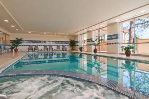 丹佛丹佛樱桃溪万豪万怡酒店的一座带大型游泳池的建筑中的游泳池