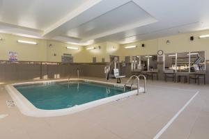 斯普林莱克费耶特维尔布拉格堡/春湖万怡酒店的大型客房中间的游泳池