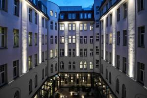 柏林傲途格精选酒店旗下斯坦普朗兹酒店的两个高楼之间的一条小巷