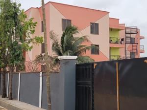 SpintexVaQ Apartments的一座带黑色围栏和棕榈树的房子
