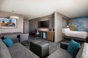 奥罗拉盖特威公园丹佛机场万怡酒店的配有一张床和一张书桌的酒店客房