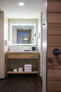 艾伦镇阿伦敦复兴酒店的一间带水槽和镜子的浴室