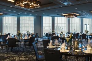 艾伦镇阿伦敦复兴酒店的宴会厅配有桌椅和吊灯。