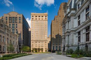 费城The Notary Hotel, Philadelphia, Autograph Collection的城市中一条空荡荡的街道,有高大的建筑