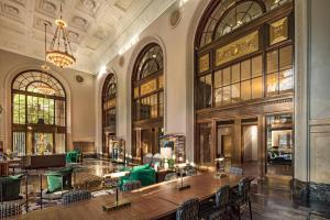 费城The Notary Hotel, Philadelphia, Autograph Collection的大楼内带桌椅的大型客房