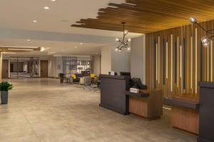 亚特兰大亚特兰大周界中心万豪酒店的一个带前台和书桌的办公大厅