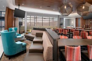 阿拉米达SpringHill Suites by Marriott Albuquerque North/Journal Center的一间带酒吧的餐厅和一间用餐室