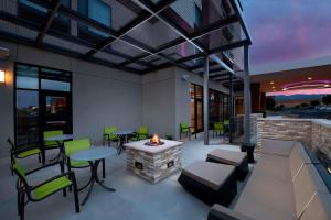 阿拉米达SpringHill Suites by Marriott Albuquerque North/Journal Center的客厅设有壁炉、桌子和椅子