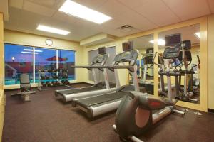 波特兰科珀斯克里斯蒂波特兰万豪广场套房酒店的一个带跑步机的健身房,享有海景