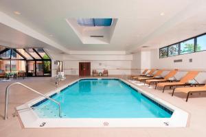 格伦维尤芝加哥格伦维尤/诺瑟布鲁克万怡酒店的游泳池,酒店内设有椅子和游泳池