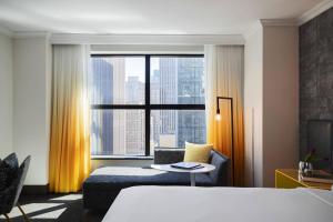 纽约Renaissance New York Times Square Hotel by Marriott的酒店客房设有一张床和一个大窗户