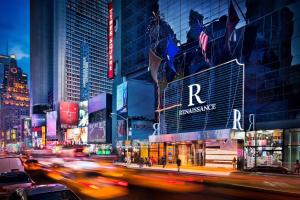 纽约Renaissance New York Times Square Hotel by Marriott的繁忙的城市街道,晚上有汽车和建筑