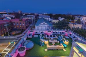 查尔斯顿查尔斯顿波西米亚大酒店 - 傲途格精选酒店的粉红色和蓝色家具的度假屋的正面景色