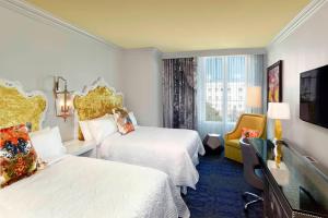 查尔斯顿查尔斯顿波西米亚大酒店 - 傲途格精选酒店的酒店客房设有两张床和电视。