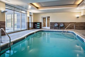 费耶特维尔Fairfield Inn & Suites by Marriott Fayetteville的蓝色的游泳池,位于酒店客房内