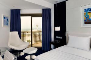 阿可贺巴艾美度假酒店的酒店客房设有一张床和一个阳台。