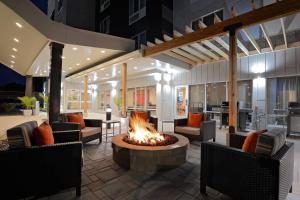 阿伦派克TownePlace Suites by Marriott Detroit Allen Park的庭院设有火坑、椅子和桌子