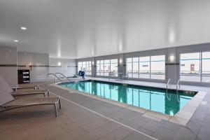 阿伦派克TownePlace Suites by Marriott Detroit Allen Park的大型建筑中的大型游泳池