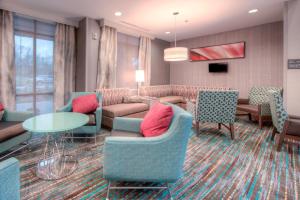 夏洛特Residence Inn by Marriott Charlotte Airport的带沙发、椅子和桌子的等候室