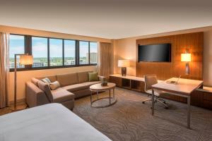 格林伍德村丹佛技术中心万豪酒店的一间配备有沙发及电视的酒店客房