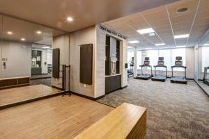布鲁克林中心Fairfield Inn & Suites Minneapolis North的健身房,房间内设有一排健身器材