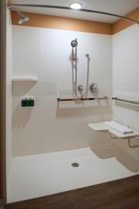 大急流城TownePlace Suites by Marriott Grand Rapids Airport的带淋浴和盥洗盆的浴室