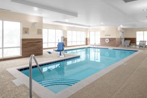 费尔菲尔德TownePlace Suites Cincinnati Fairfield的大楼内一个蓝色的大型游泳池