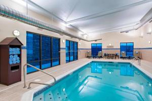 比林斯万豪比林斯酒店城镇套房的一座蓝色海水的大型室内游泳池