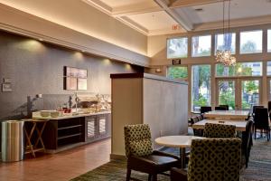 埃尔塞贡多洛杉矶LAX/埃尔塞贡多原住客栈的厨房以及带桌椅的用餐室。