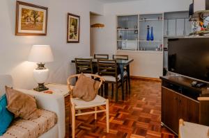 蒙得维的亚Apartamento en el centro de Pocitos的带沙发的客厅和用餐室