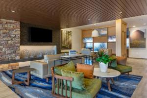 桑达斯基Fairfield by Marriott Inn & Suites Sandusky的客厅配有沙发和桌子