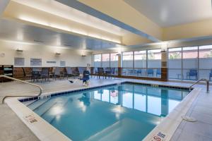 桑达斯基Fairfield by Marriott Inn & Suites Sandusky的大楼内带桌椅的游泳池