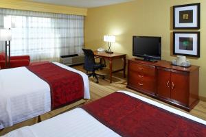 阿尔图纳阿尔图纳万怡酒店的酒店客房设有两张床和一台平面电视。