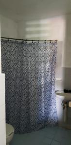 阿卡普尔科Casa Costa Brava的带淋浴帘和卫生间的浴室